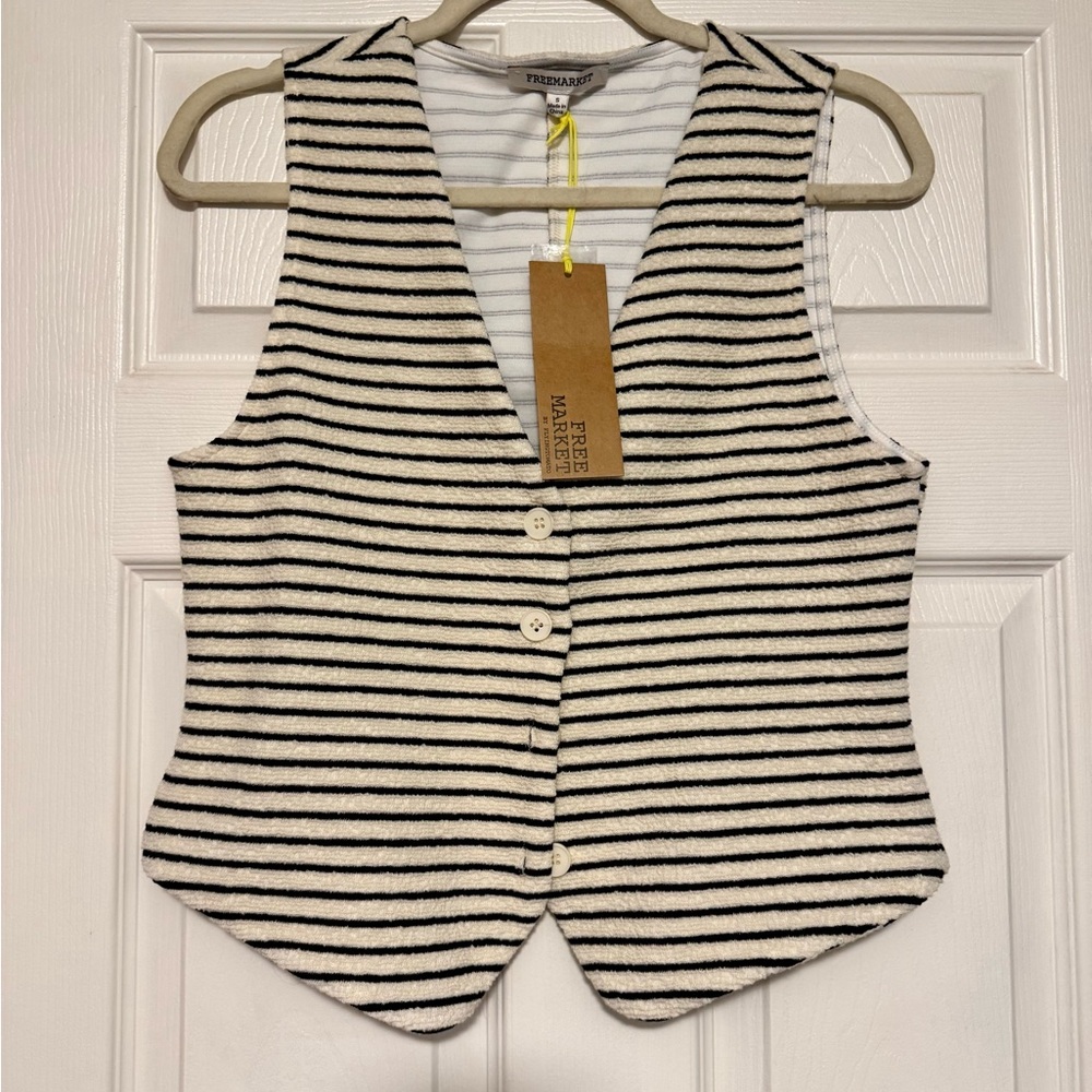 Striped Black and White Vest
Brand new size small Knit